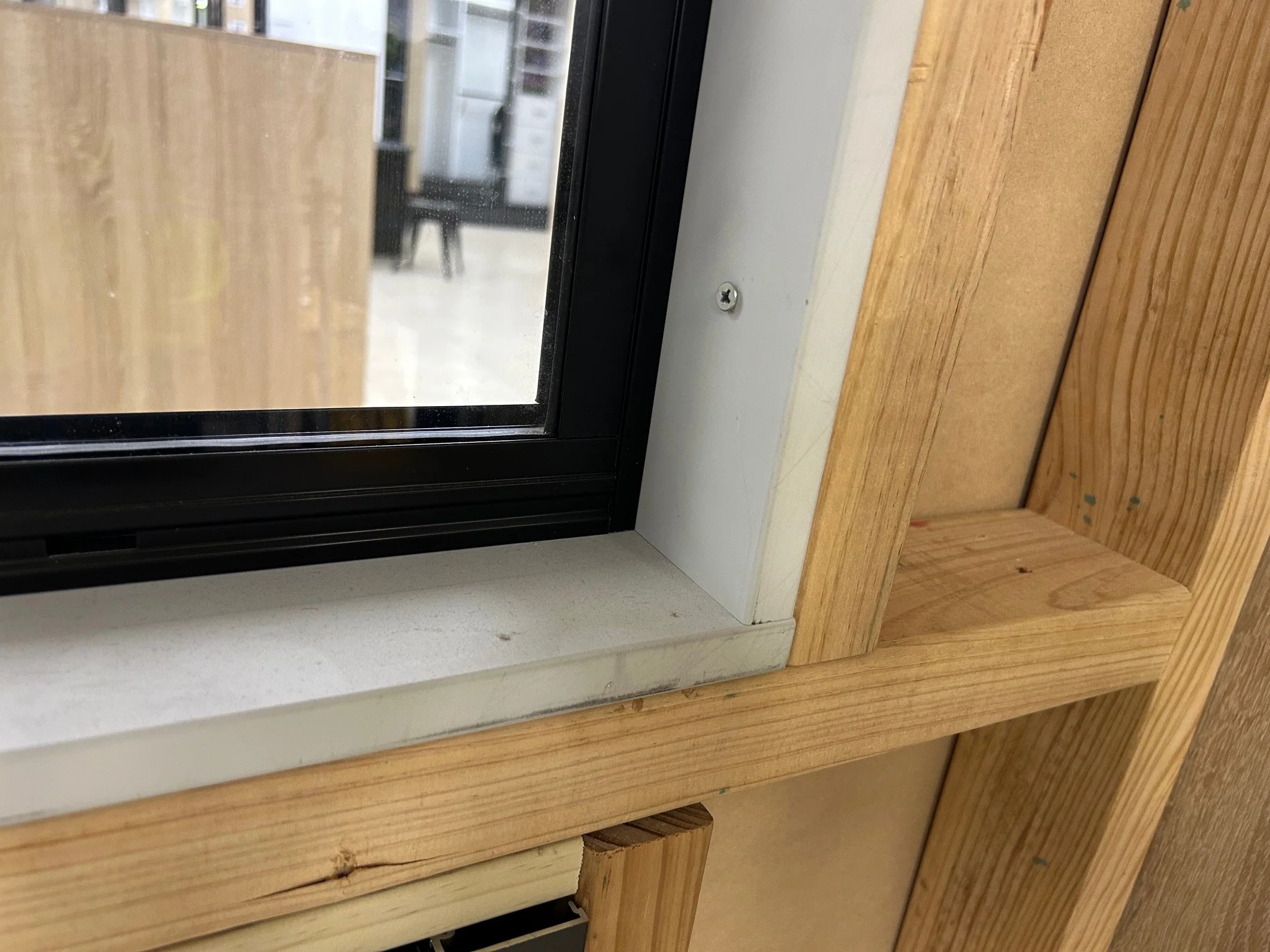 138x18mm x 5.6m Pine Primed Finger Jointed Square Edged Timber Reveal - Image 3