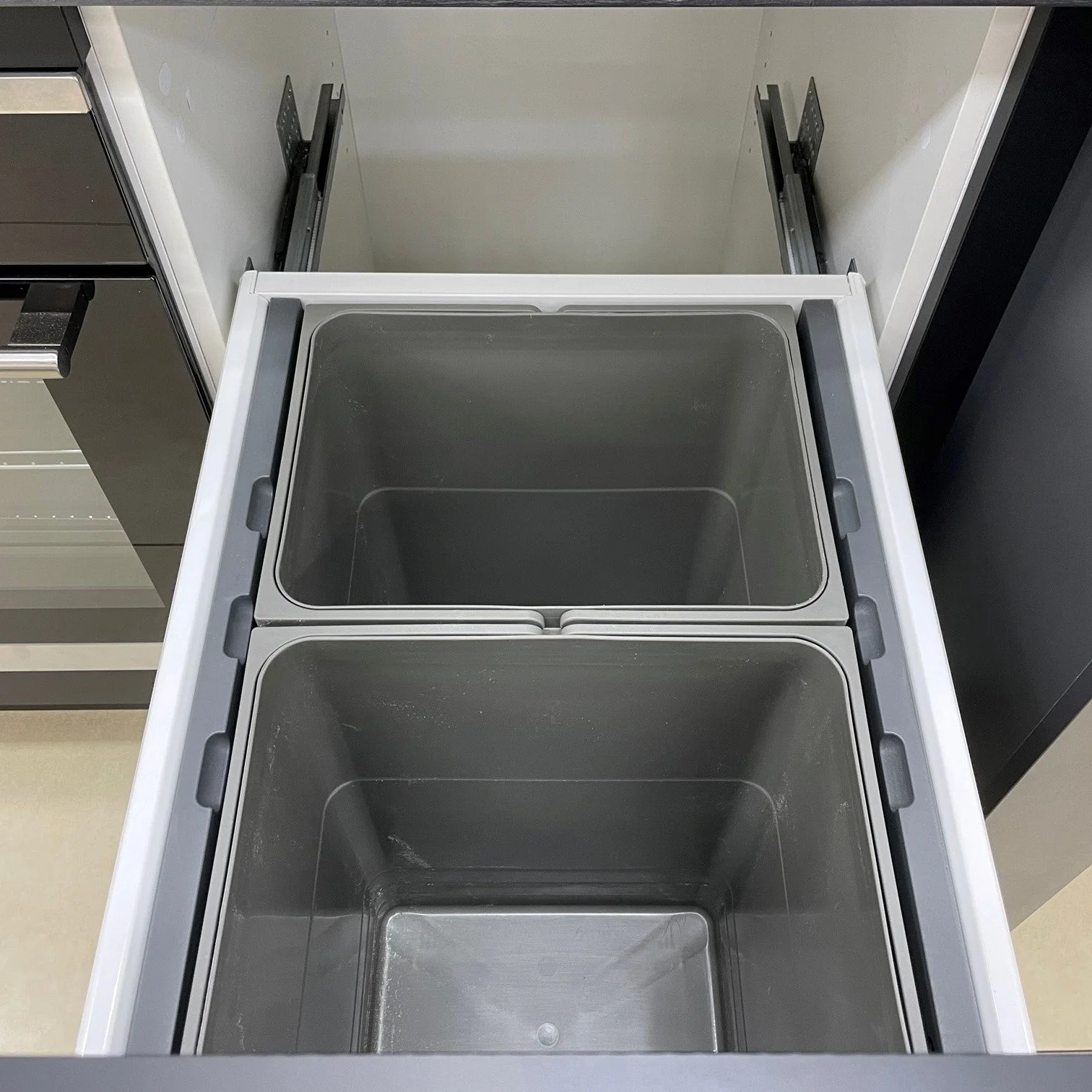 Matrix Pull Out Waste Bin 2x26ltr - MSP45 By Hafele - Image 3
